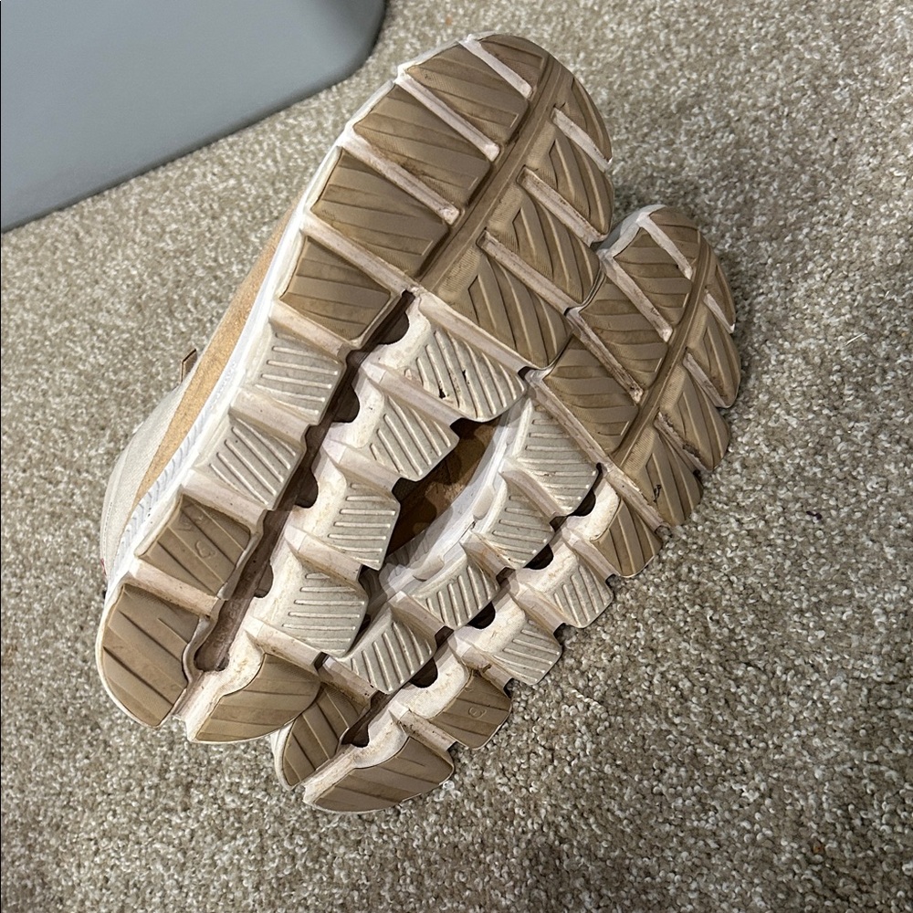 On Running Women’s Beige and White Sneakers - Picture 2 of 4